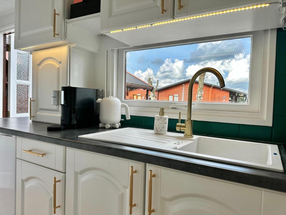 Gezellig Chalet Met 2 Slaapkamers En Zicht Op Het Water Erm Extérieur photo
